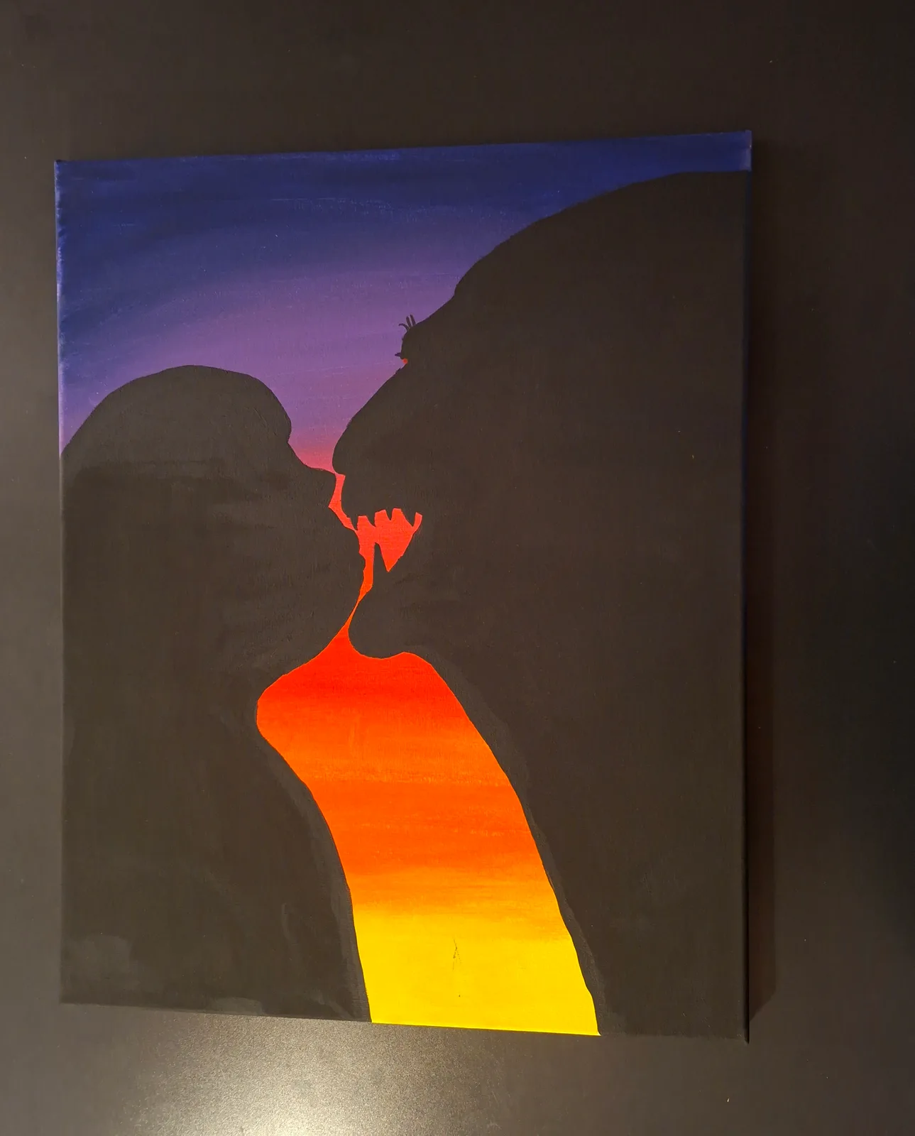 Silhouette van leeuw en meisje bij een zonsondergang